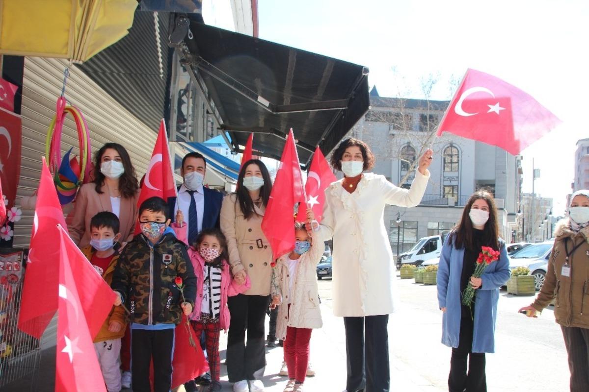 Miniklerden esnafa T&uuml;rk Bayrağı