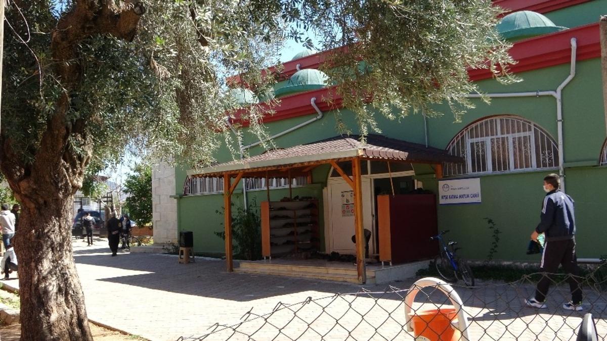 Camideki şehit adına yaptırılan &ccedil;eşmenin musluklarını ikinci kez &ccedil;aldılar