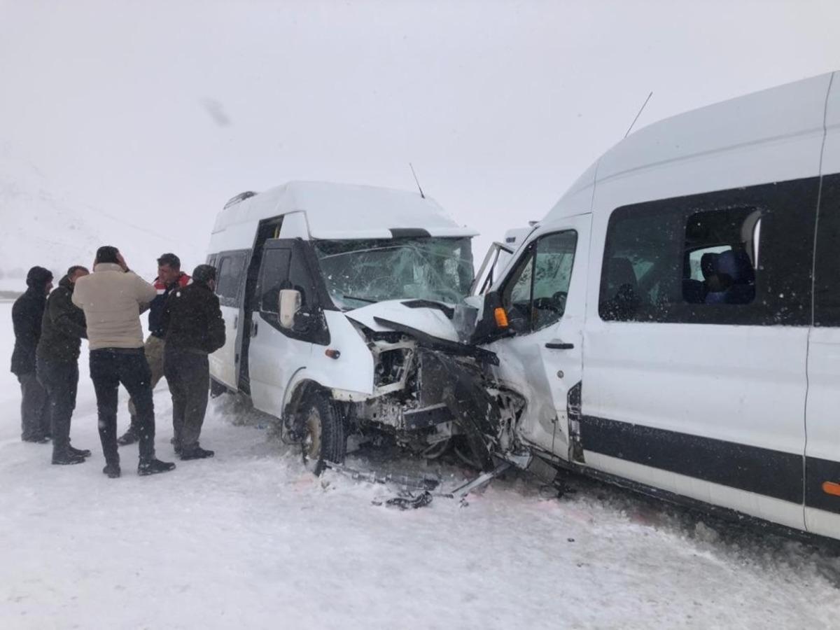Minib&uuml;sler kafa kafaya &ccedil;arpıştı: 17 yaralı