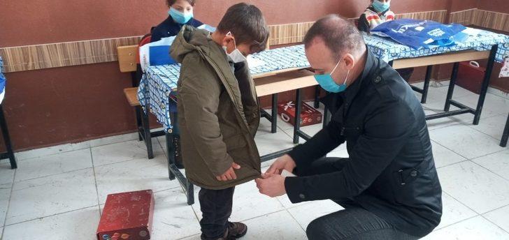 Ağrı Milli Eğitim Müdürü Tekin, ihtiyaç sahibi öğrencilere giyim yardımı dağıttı G1