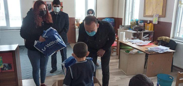 Ağrı Milli Eğitim Müdürü Tekin, ihtiyaç sahibi öğrencilere giyim yardımı dağıttı G3