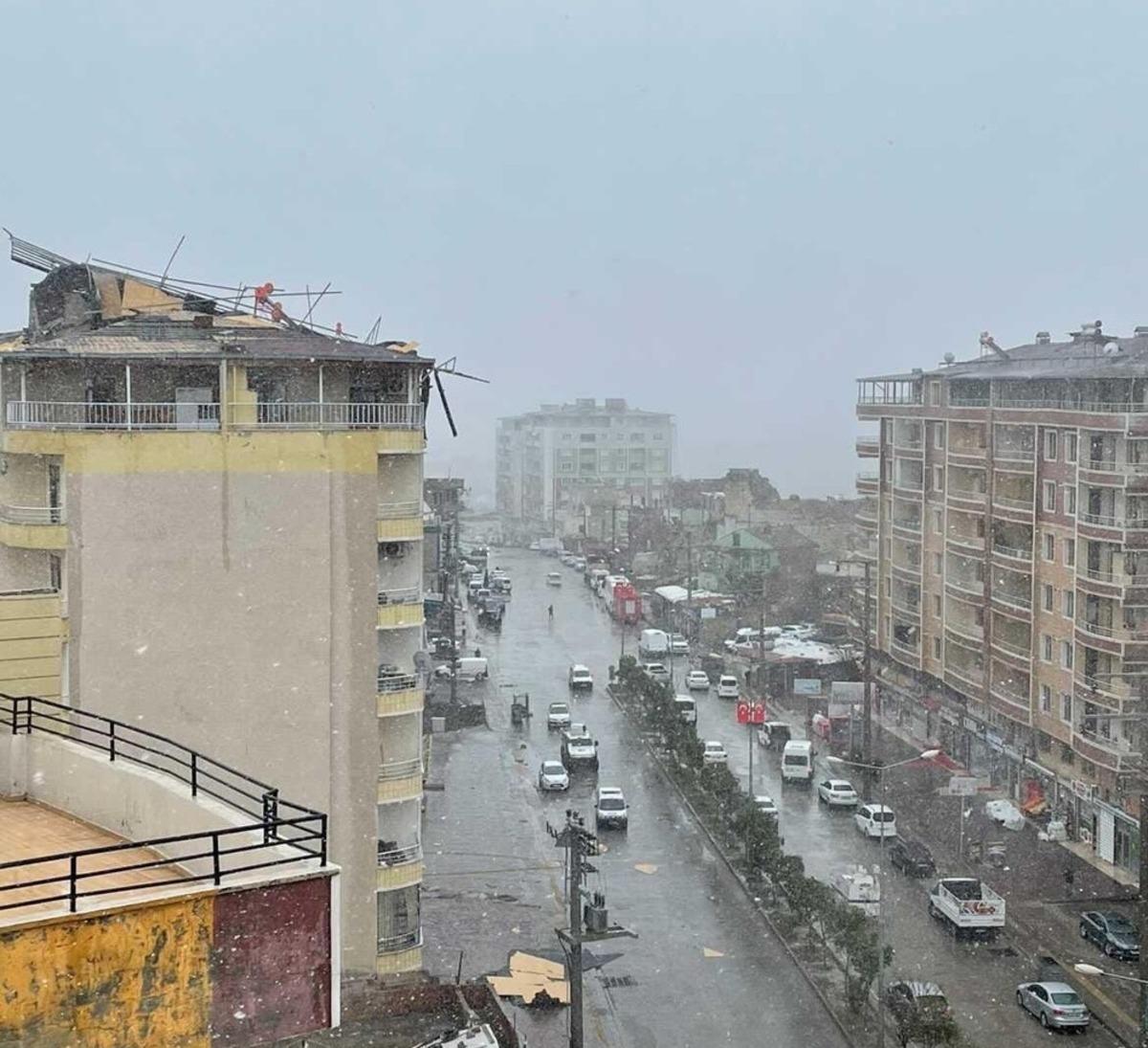 Şiddetli r&uuml;zgarda 7 katlı binanın &ccedil;atısı u&ccedil;tu