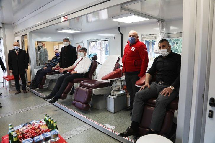 Başkan çağrı yaptı, çalışanlar kan vermek için sıraya girdi G3