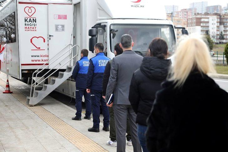 Başkan çağrı yaptı, çalışanlar kan vermek için sıraya girdi G5