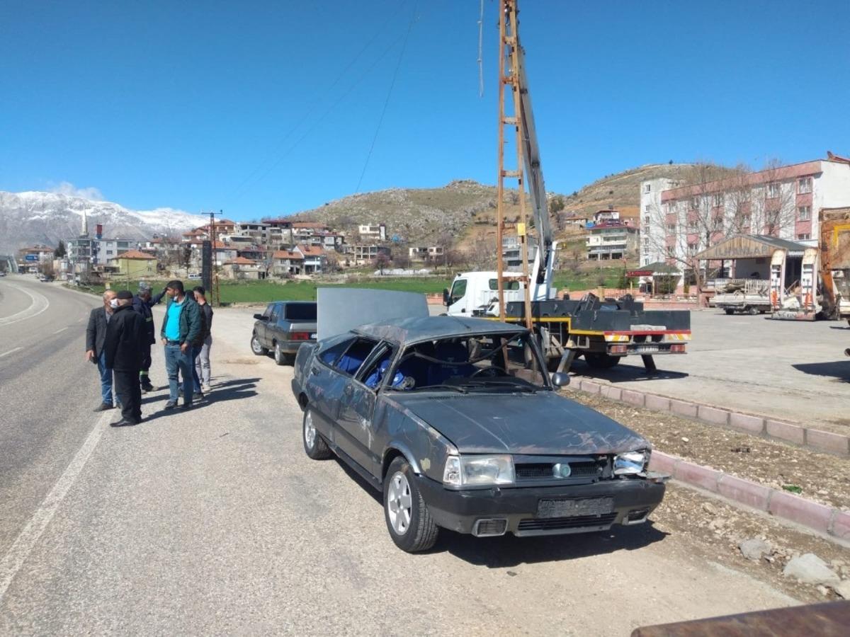 Otomobilin &uuml;zerine &ccedil;atı d&uuml;şt&uuml;: 2 yaralı