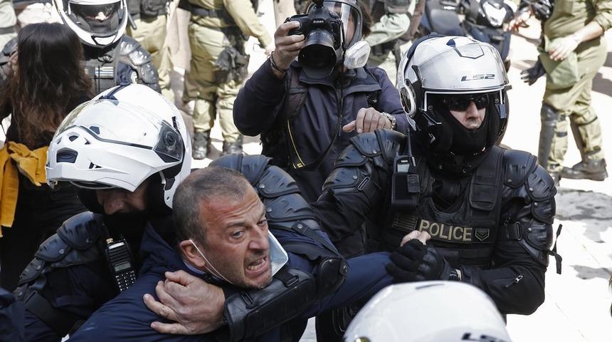 Yunanistan Başbakanı Mi&ccedil;otakis: 'Polis şiddetine maruz kalanlardan &ouml;z&uuml;r diliyorum'