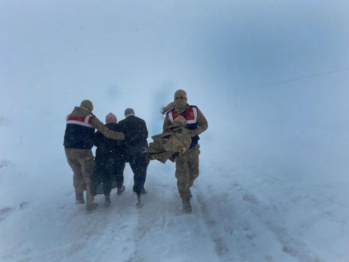 Tipide mahsur kalanların imdadına Van B&uuml;y&uuml;kşehir Belediyesi yetişti