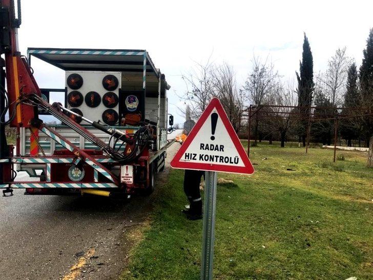 Sarıgöl ve Alaşehir arasındaki karayoluna radar hız tabelaları konuldu. G3