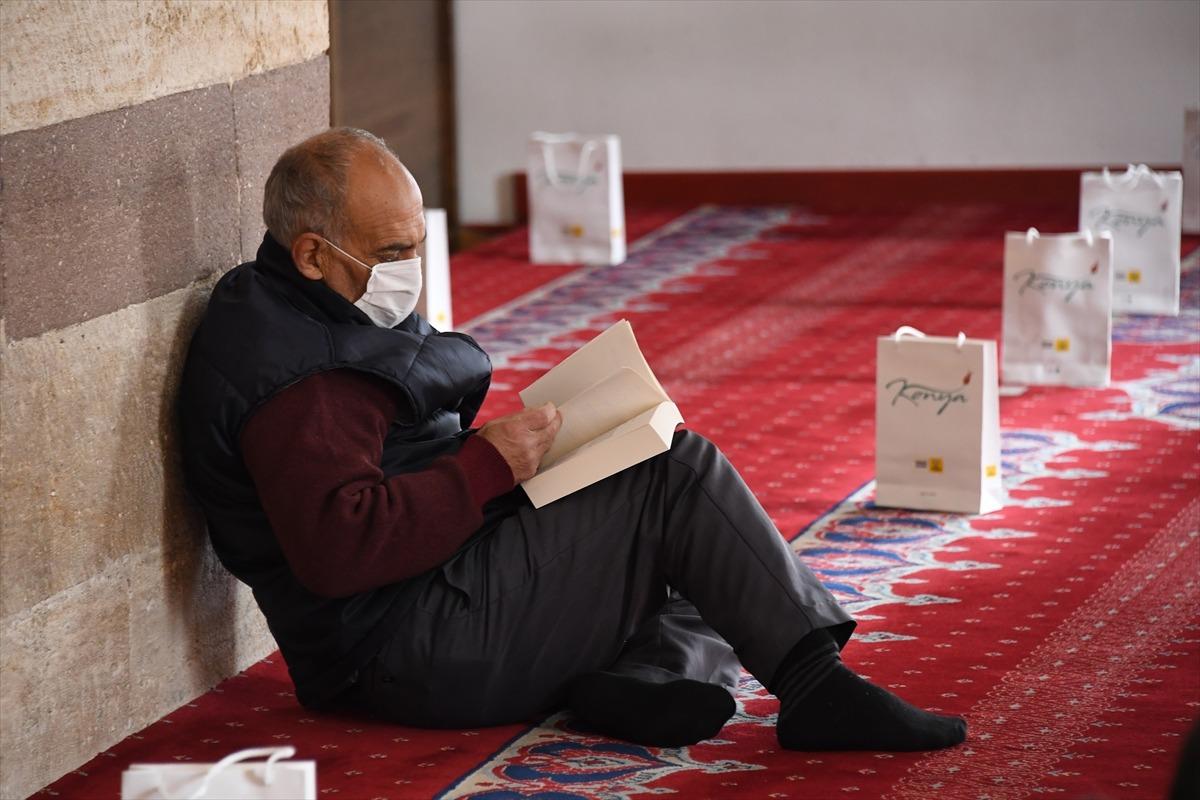 Konyalılar bug&uuml;n camide, otob&uuml;ste, tramvayda Mehmet Akif Ersoy'un "Safahat"ıyla karşılaştı