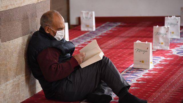 Konyalılar bugün camide, otobüste, tramvayda Mehmet Akif Ersoy'un Safahatıyla karşılaştı