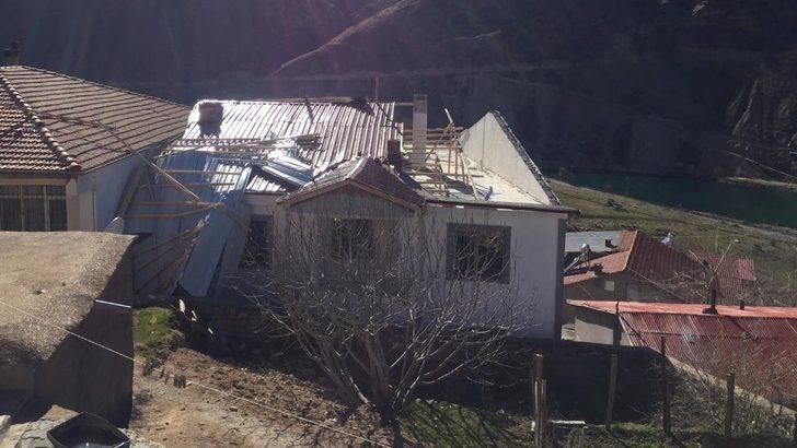 Elazığ’ın 2 ilçesinde fırtına bazı çatıları uçurdu G1