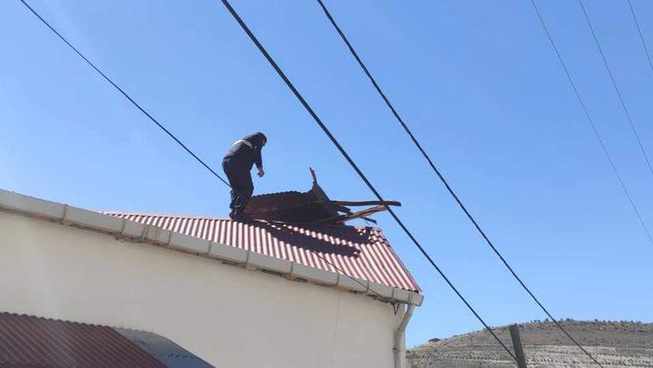 Elazığ’ın 2 ilçesinde fırtına bazı çatıları uçurdu G2