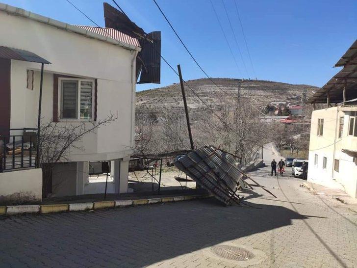 Elazığ’ın 2 ilçesinde fırtına bazı çatıları uçurdu G3