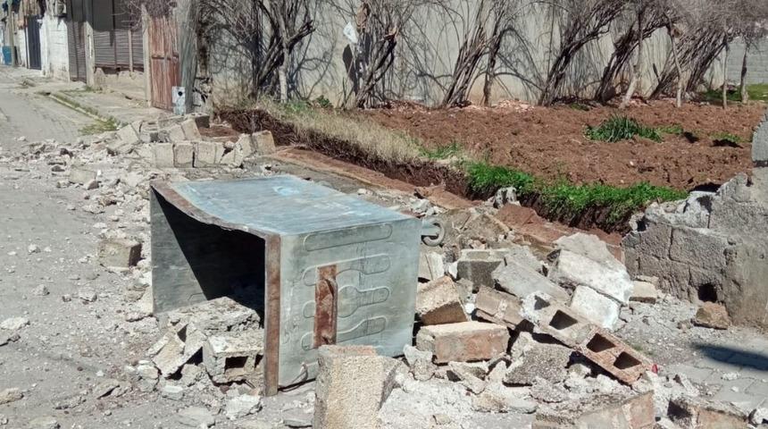 Kahta&rsquo;da  şiddetli r&uuml;zgar duvar yıktı