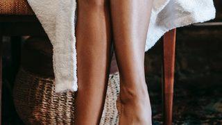 Uzun süreli olarak bacak bacak üstüne atarak oturursanız vücudunuza neler olur?