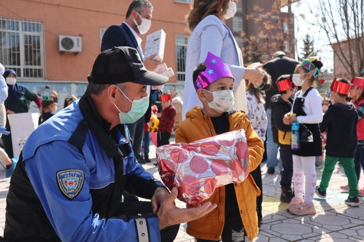 Anaokulu &ouml;ğrencilerine palya&ccedil;olu eğlence
