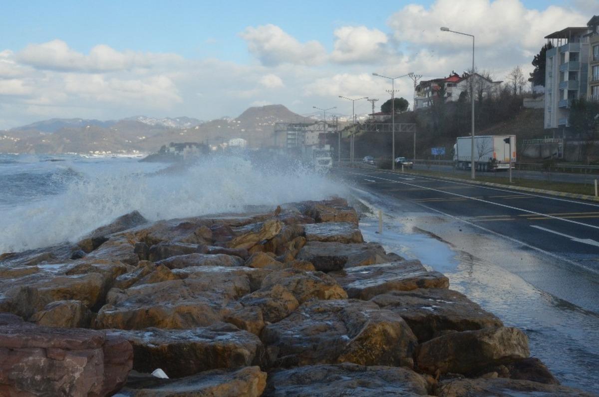 Ordu&rsquo;da dev dalgalar karayoluna ulaştı