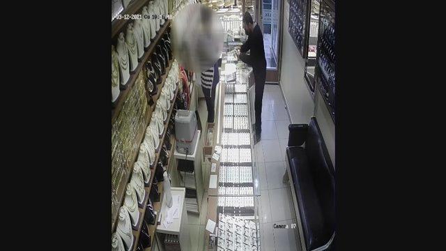 Yoldan geçen genç tekme atarak hırsızın yakalanmasını sağladı 1