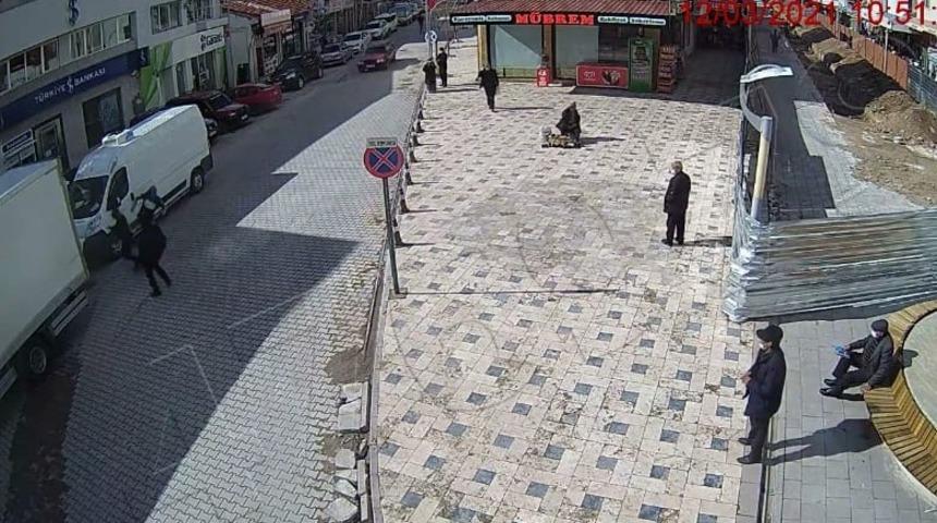 Yoldan ge&ccedil;en gen&ccedil; tekme atarak hırsızın yakalanmasını sağladı