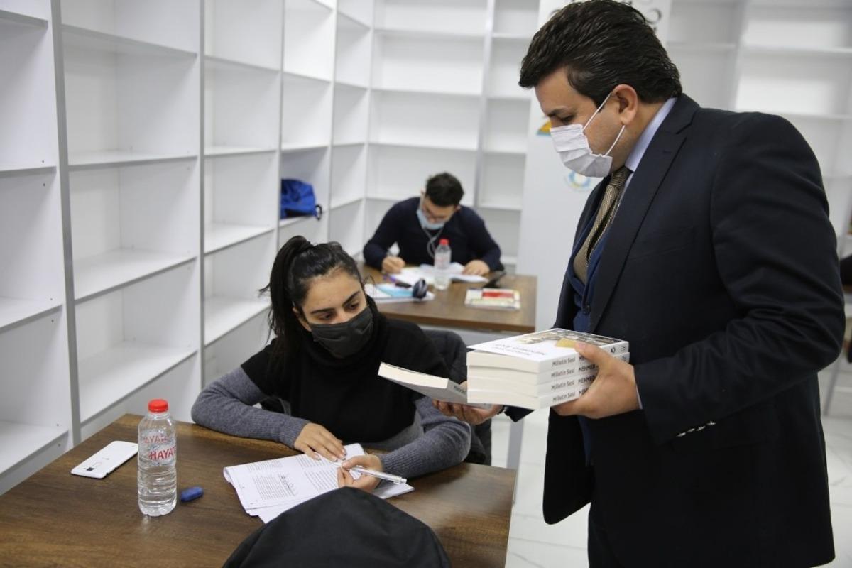 Gen&ccedil;lere Mehmet Akif Ersoy kitabı hediye edildi