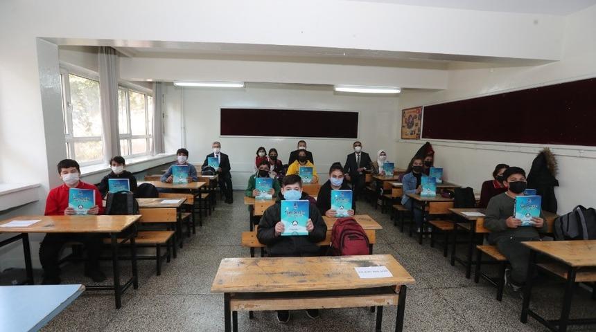 Şahinbey&rsquo;den eğitime destek s&uuml;r&uuml;yor