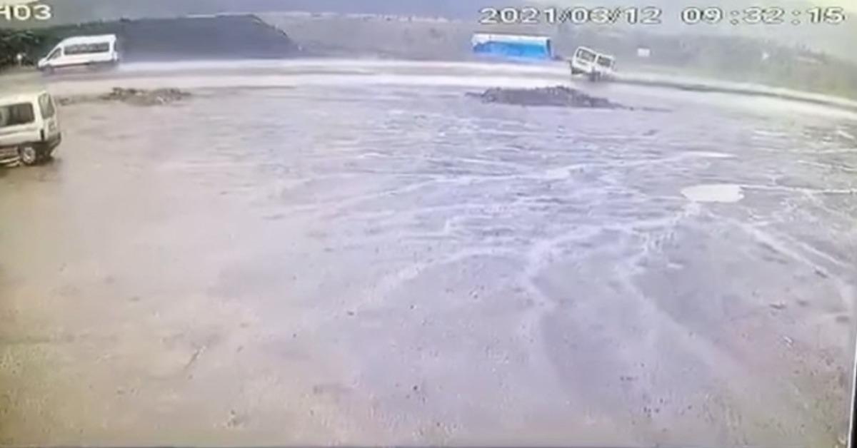 Kaygan yolda fren yapınca metrelerce s&uuml;r&uuml;klendi