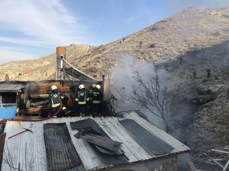 Müstakil evdeki yangın paniğe neden oldu G5