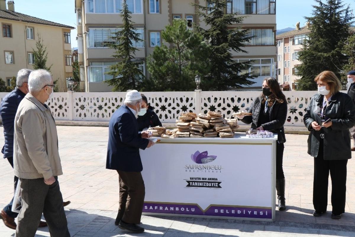 Safranbolu&rsquo;da Mehmet Akif Ersoy&rsquo;un ruhu i&ccedil;in simit ikramı yapıldı