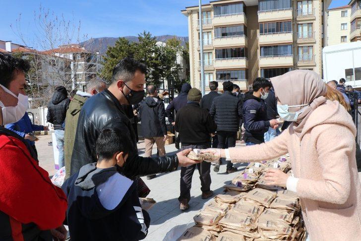 Safranbolu’da Mehmet Akif Ersoy’un ruhu için simit ikramı yapıldı G3