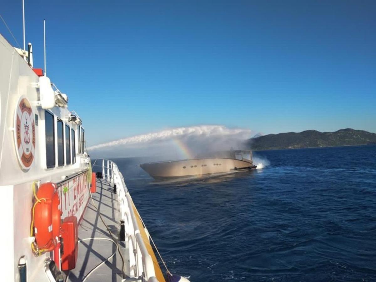 G&ouml;cek a&ccedil;ıklarında yanan tekneden 4 kişi kurtarıldı