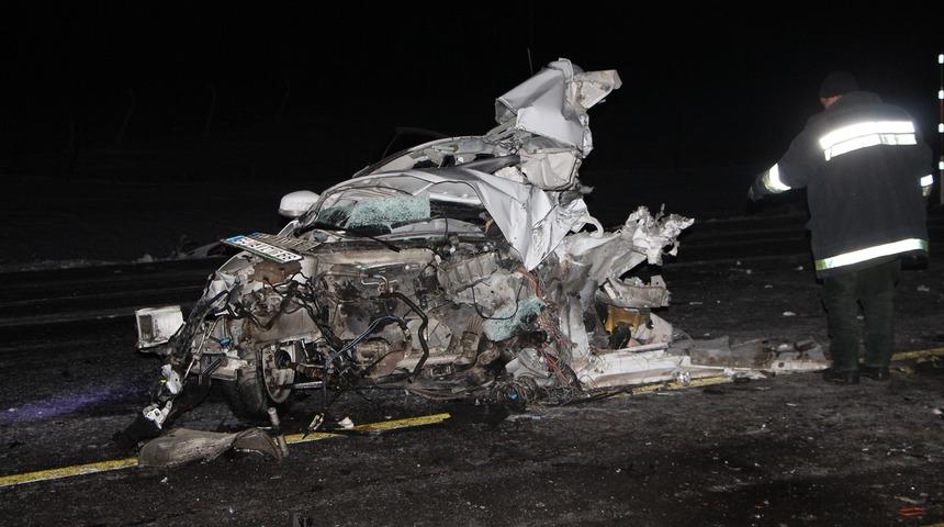 Bingöl'de yolcu otobüsüne çarpan otomobil ikiye bölündü: 1 ölü, 2 yaralı