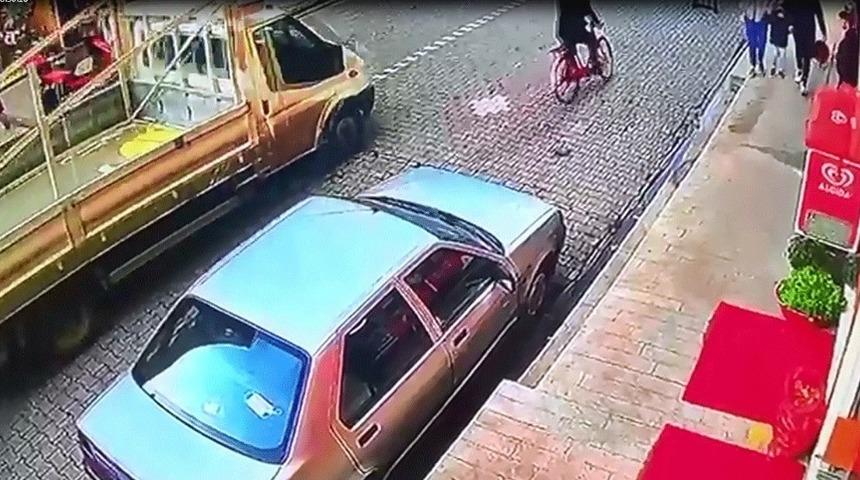 Kamyonet bisikletliye çarptı: Kaza anı kamerada