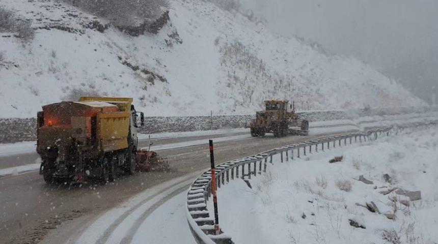 Kar ve tipiden kapanan Mercan- &Ccedil;at yolu ulaşıma a&ccedil;ıldı