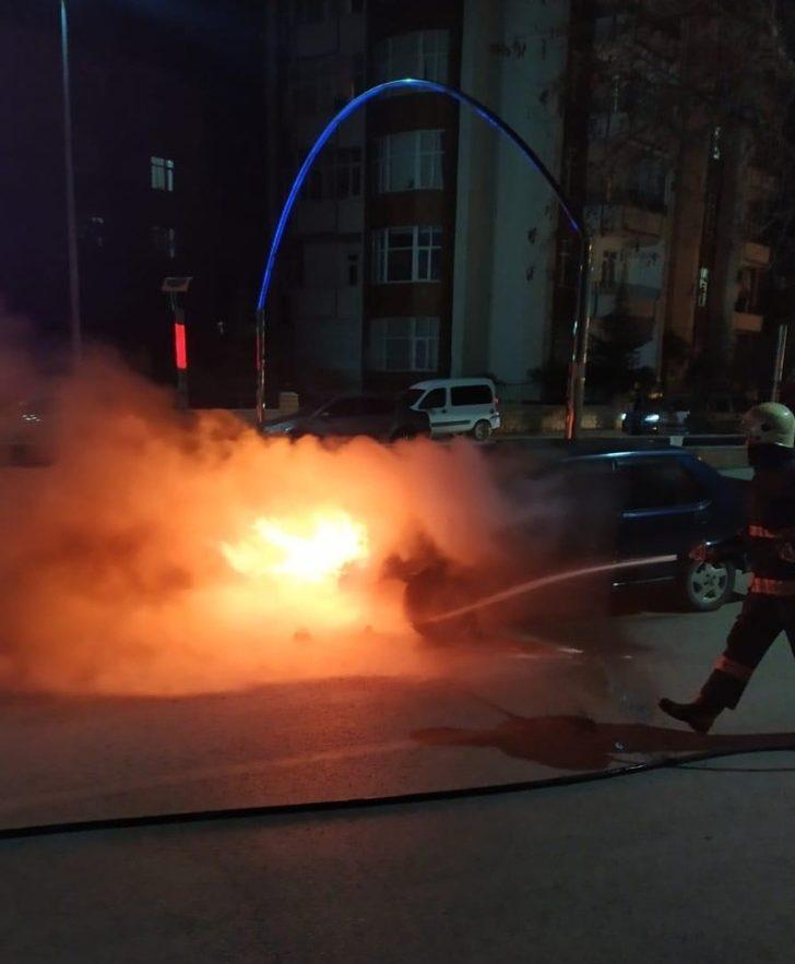 Elazığ’da seyir halindeki otomobil yandı G1