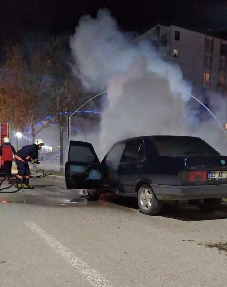 Elazığ’da seyir halindeki otomobil yandı G2