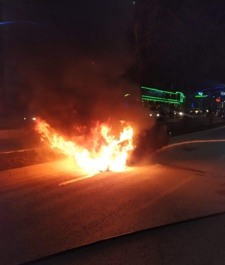 Elazığ’da seyir halindeki otomobil yandı G3