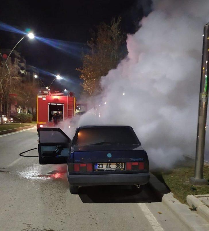 Elazığ’da seyir halindeki otomobil yandı G4