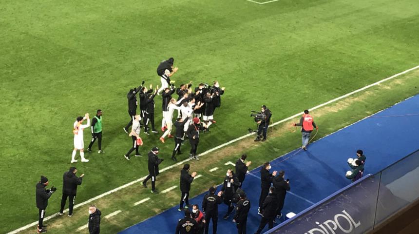 Futbolcular galibiyeti Sergen Yalçın’a armağan etti