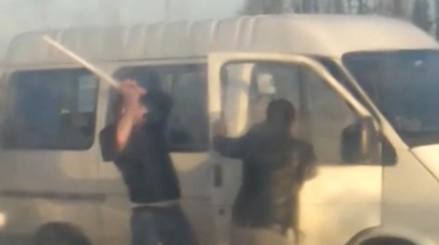 Karayolunda dehşet anları: Minibüsün yolunu kesip bıçak ve sopayla saldırdılar