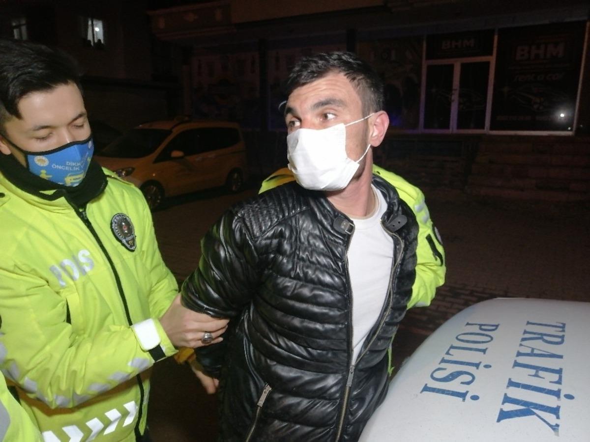 Polisten ka&ccedil;an alkoll&uuml; s&uuml;r&uuml;c&uuml; ve arkadaşı: &ldquo;Biz eczaneden geldik&rdquo;