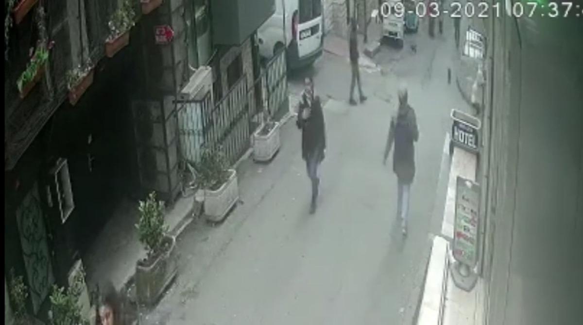 (&Ouml;zel) Taksim&rsquo;de gen&ccedil; kadının yaşadığı kapka&ccedil; dehşeti kamerada