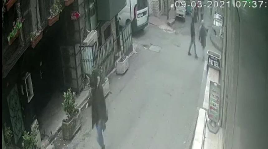 Taksim'de yolda yürüyen kadına kapkaç şoku