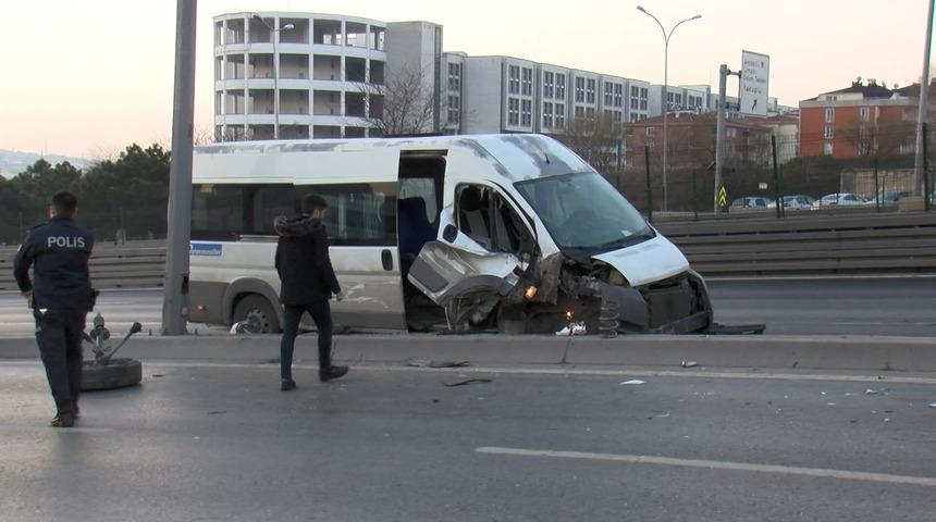 Esenyurt'ta minibüsle otomobil çarpıştı: 8 yaralı