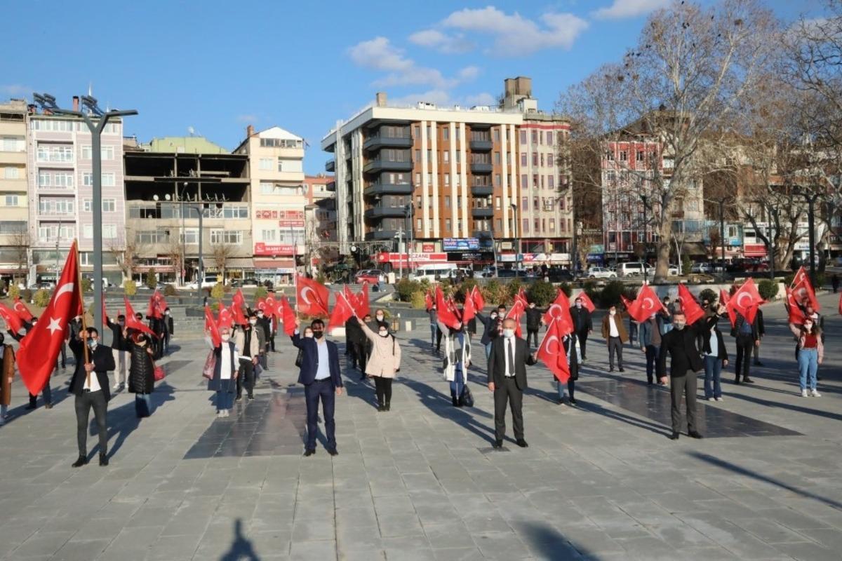 Başkan ve gen&ccedil;ler İstiklal Marşı i&ccedil;in buluştu