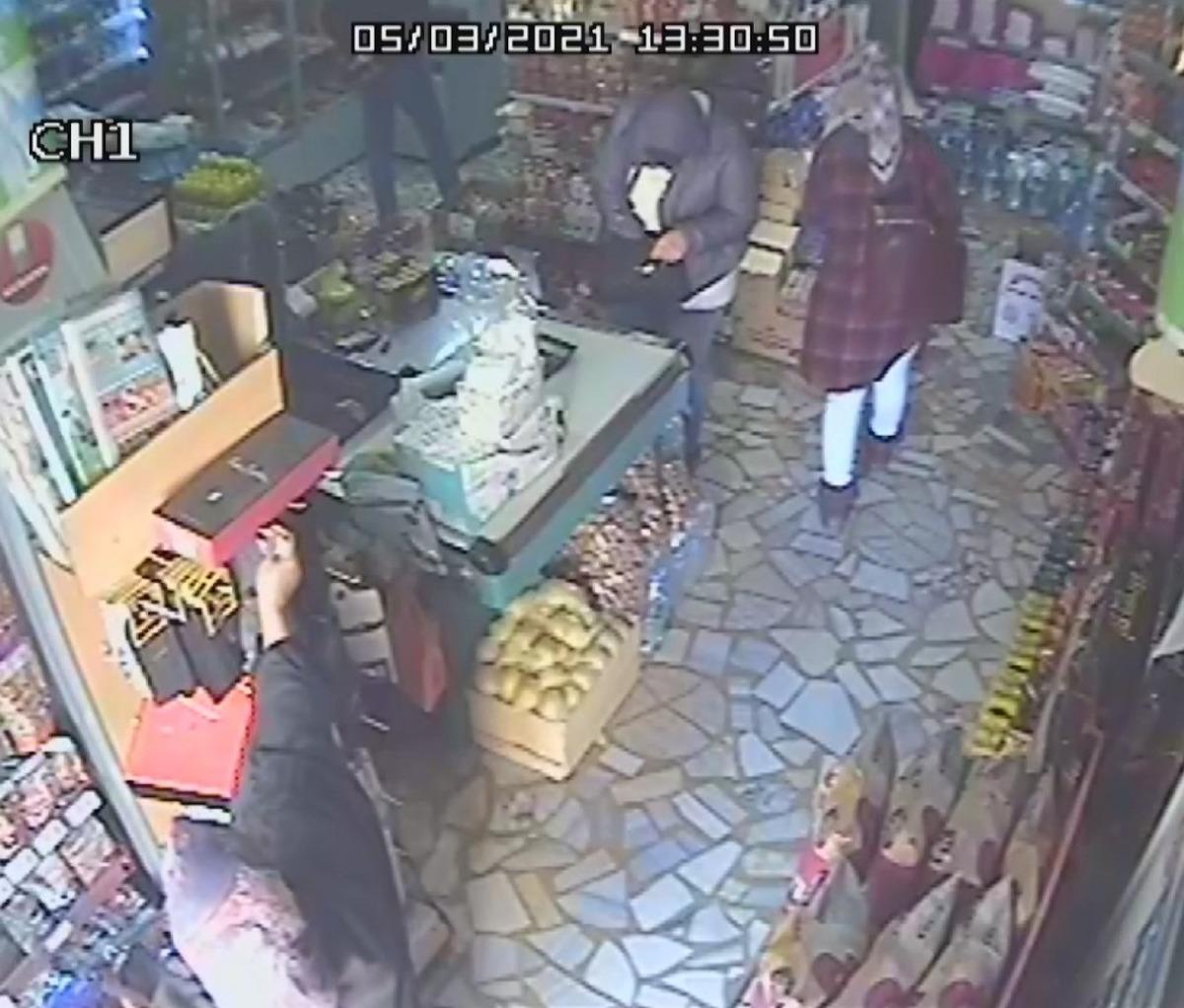 Rize&rsquo;de &ccedil;orap hırsızları marketin g&uuml;venlik kamerasına takıldı