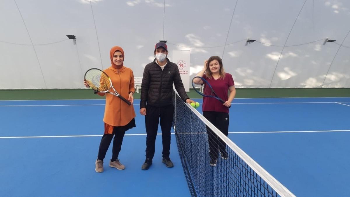 Demirci&rsquo;de sağlık &ccedil;alışanları tenis turnuvasında buluştu