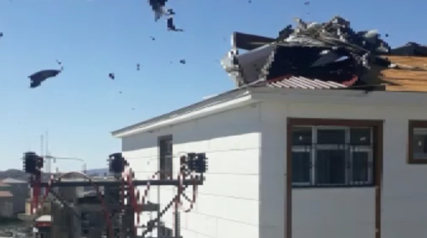Şiddetli rüzgar can aldı, çatılar yerinden kağıt gibi fırladı!