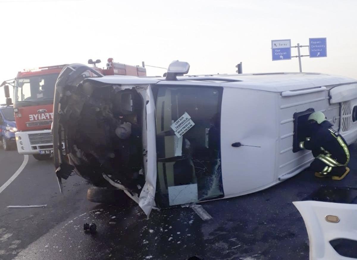 Kamyonla minib&uuml;s &ccedil;arpıştı: 6 yaralı