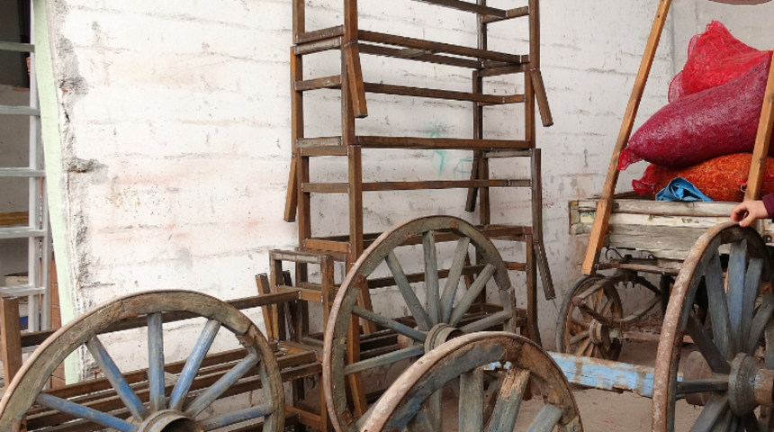 Çürümeye terk edilen at arabasını çalıların arasında buldu, gözü gibi bakıyor