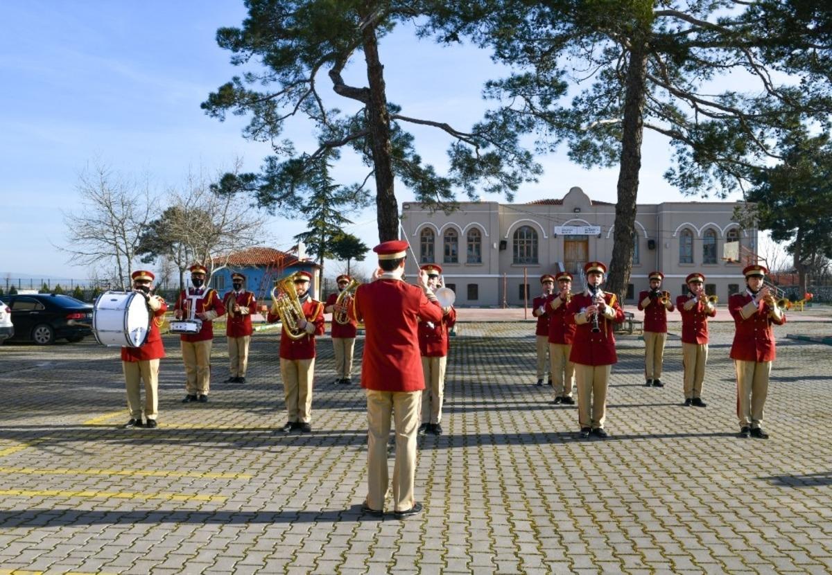 Bandodan minik &ouml;ğrencilere moral konseri